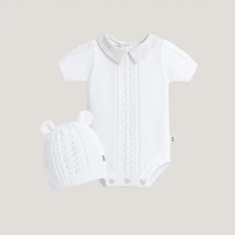 Body tejido trenzado cuello lino con gorrito Bebé Feliz, blanco