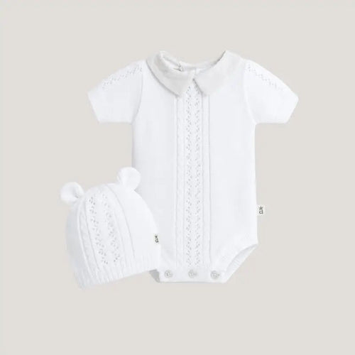 Body tejido trenzado cuello lino con gorrito Bebé Feliz, blanco