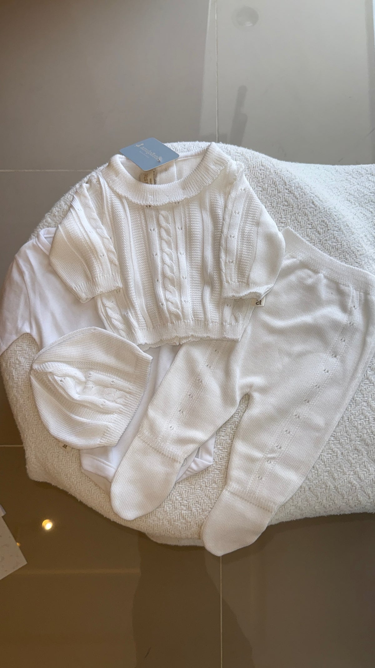 Set tejido de cuatro piezas trenzado calado abierto Antonia Bebé Feliz para recién nacido, blanco