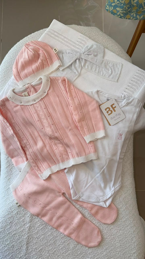 Set tejido de cuatro piezas trenzado calado abierto Antonia Bebé Feliz para recién nacido, rosado