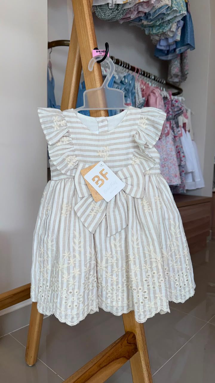 Vestido de rayas con socalo bordado Bebé Feliz, habano